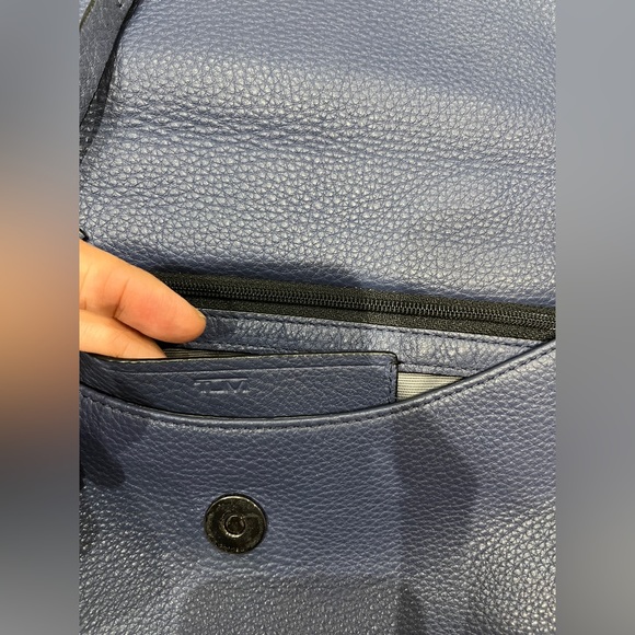 TUMI Leather Crossbody Shoulder Bag Personal Item Travel Purse Clutch RFID Safe - Picture 9 of 16